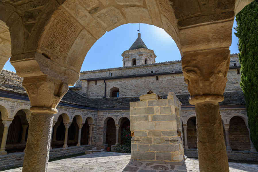 Huesca - Roda de Isábena 23 - catedral de San Vicente de Roda de Isábena - claustro.jpg